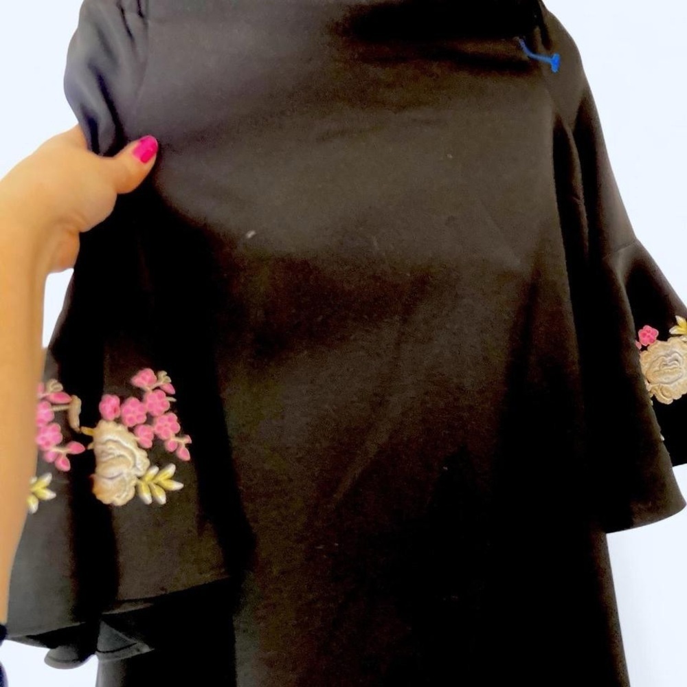 Jennifer López Black embroidered flare of the shoulder top m